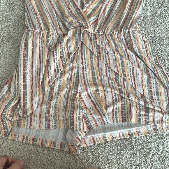 4/$20 BCBG GENERATION Striped Multicolor Romper V Neck Ruffle Detail Womens sm - Picture 3 of 4